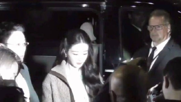这视频出不去了omg！闪光灯就是杨紫出场的氛围灯！完全星光璀璨的大明星！