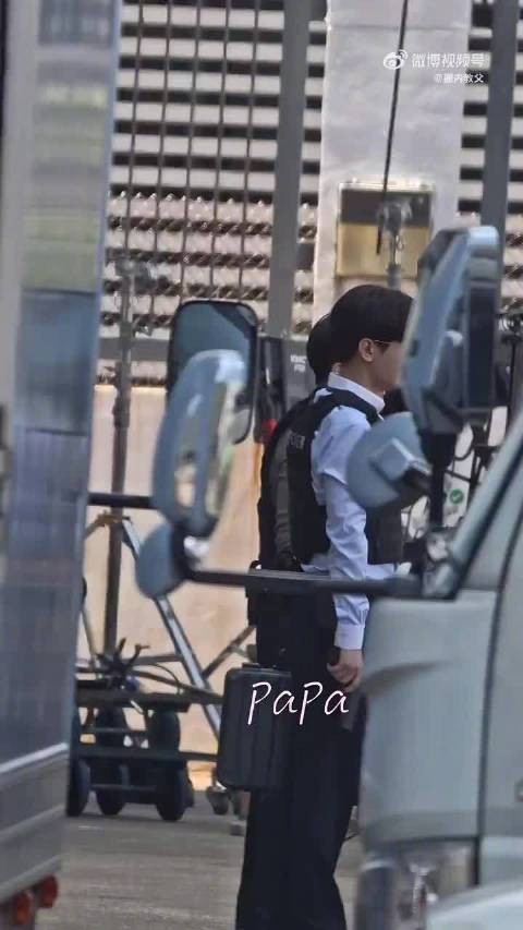 成毅偷偷探头看粉丝