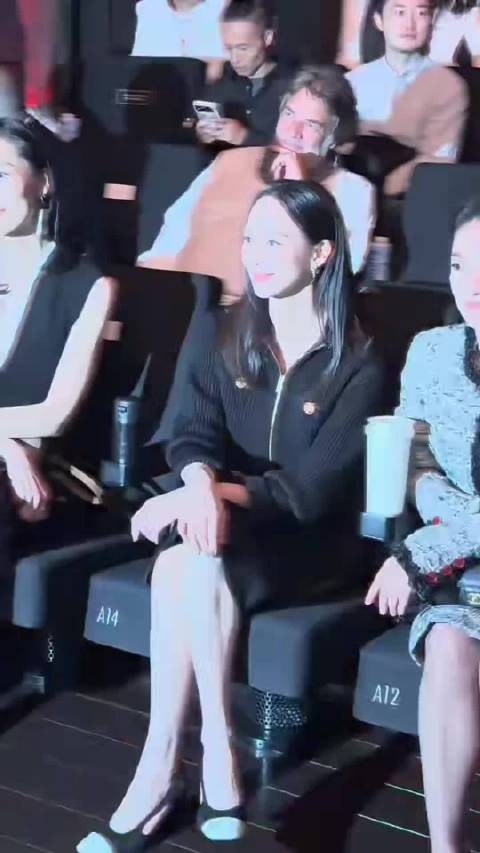 omg刘雯和井柏然坐一起看秀了，这俩人一个美一个帅，对我眼睛很好！