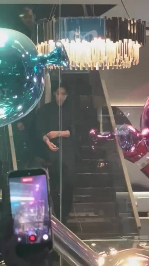 像王子一样从楼梯上走下来,出门和大家打招呼 260924 Hublot活动