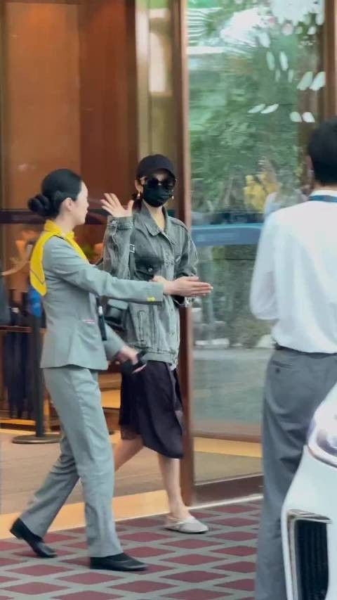 关晓彤现在随随便便一穿就好老钱 此女迎来最佳赏味期！