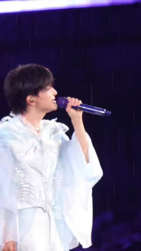 张艺谋送花篮助阵周深鸟巢演唱会