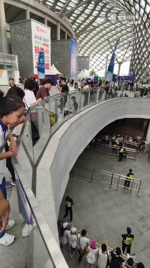 郑钦文春茧登场,全场球迷沸腾