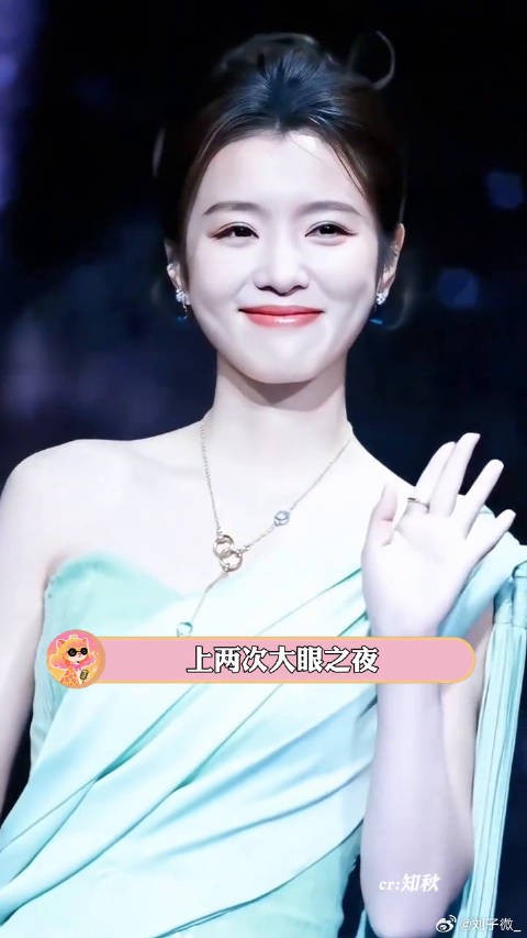 李云霄美成啥了啊，怪不得美女都忍不住回头看她越剧颜值
