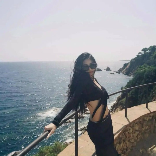 汪峰21岁大女儿晒度假照，大秀纤细蛮腰，身材气质堪比超模