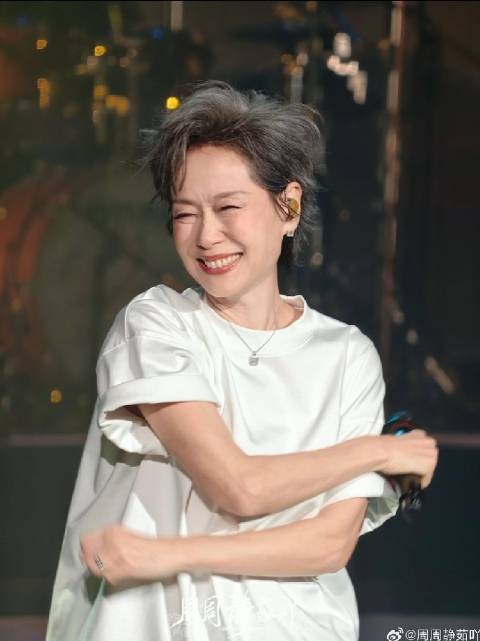 叶童的笑,坦荡又鲜活 是温柔,是通透,不惧岁月风霜 日日一笑…