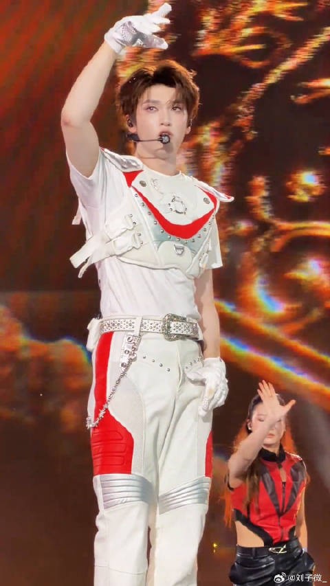 时代少年团演唱会奥特曼造型热血男团风