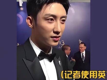 国内记者现场飙英文,黄景瑜一句反问直击要害,瞬间让对方哑口无言