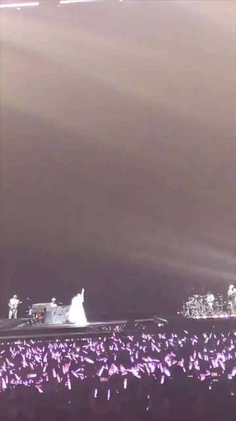 演唱会这个环节不好,带别人老婆的咋办,戴眼镜女生肉眼可见的慌了