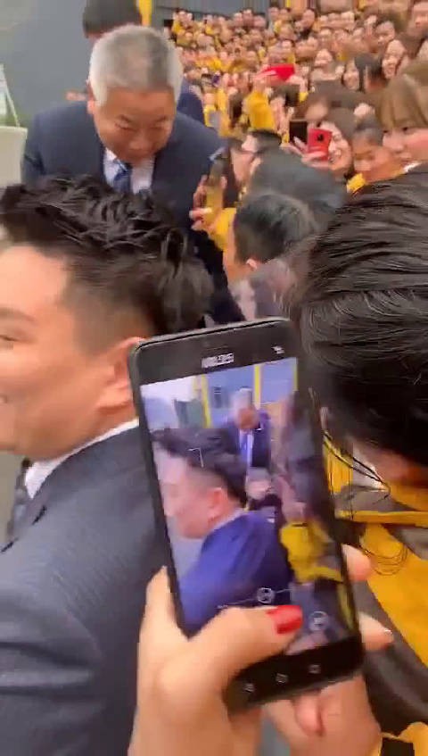 毫无明星架子的古校长！
