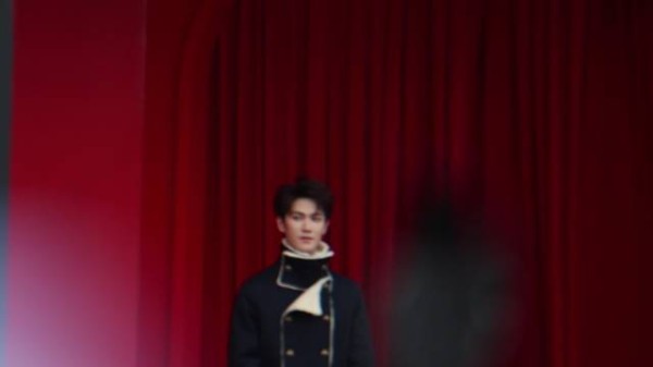 李昀锐武汉红毯穿羊羔毛夹克,网友问不热吗