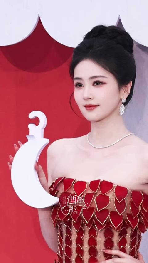 白鹿今天芭莎红毯状态很好诶!