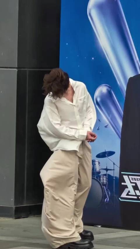 王栎鑫白衬衫被风吹出腹肌线条