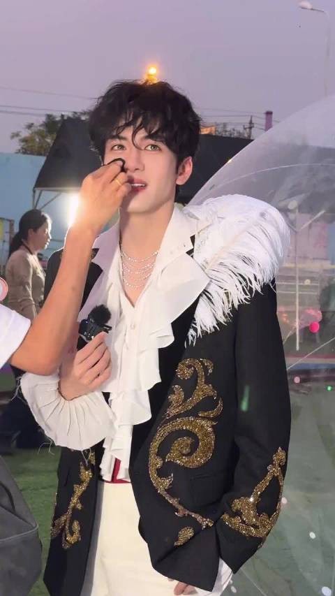龚俊曾舜晞偶遇互称王子,横店现场反应敏捷