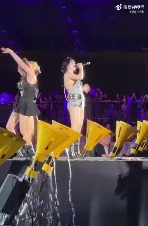 泫雅澳门水弹晕了?怎么跳着跳着人晕倒了..