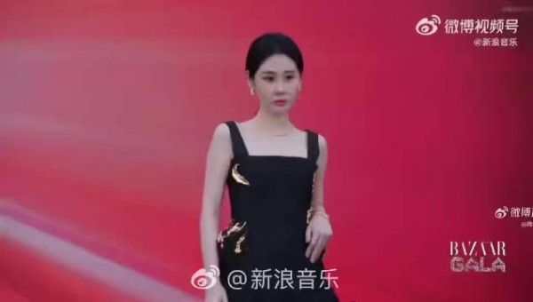 张碧晨鎏金裙摆气场全开，玫瑰轻纱温柔似水