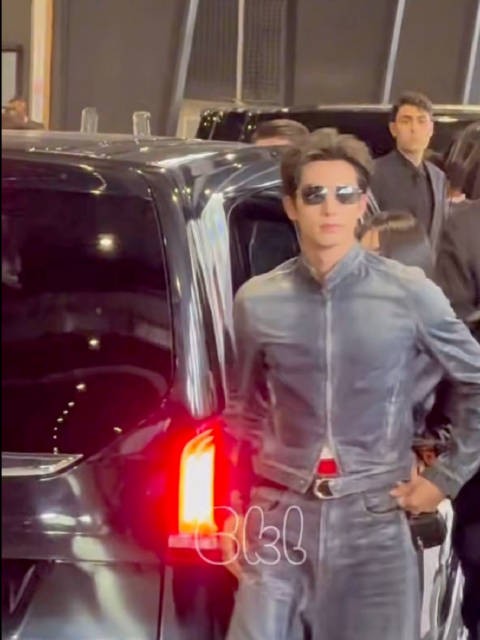 宋威龙到达gucci大秀现场，高大英俊帅爆了，现场好多粉丝啊！