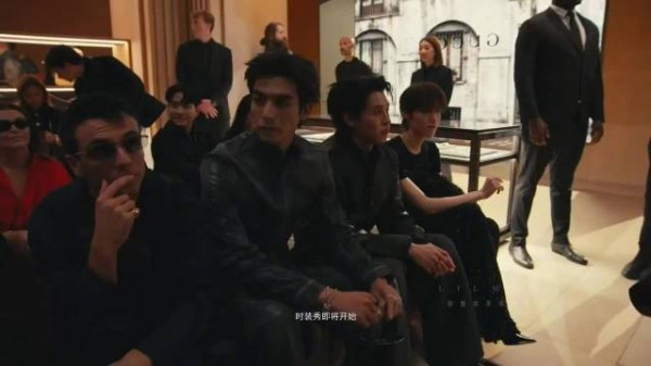 gucci怼着宋威龙拍了半分钟 大帅哥你给个动作 比一个树杈呗