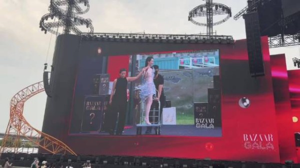 戚薇芭莎红毯穿液态金属流苏礼服站推车登场
