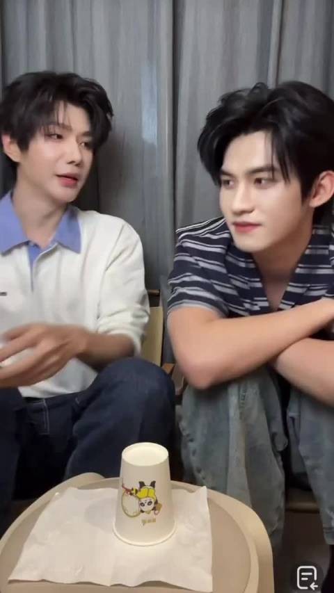无限循环此视频 每一个撒娇小狗都有宠他的主人