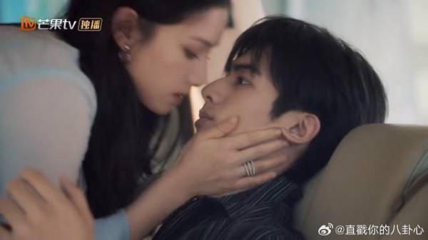 苗靖偷拍被发现，立马坐陈异腿上，假装小情侣狂啃