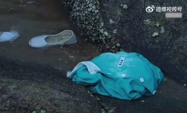 他知道就算他不开枪，她也游不过去，也活不了！