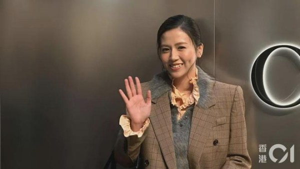 香港女星被曝买房准备结婚，与TVB视帝恋爱多年，本人亲自回应