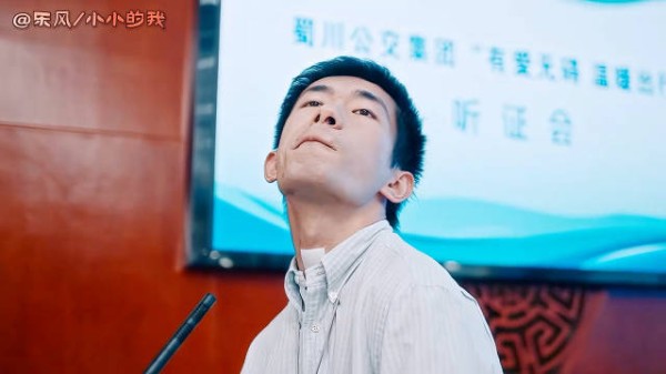明明自己就是残障人士，可他还是把唯一的座位让给了抱着孩子的母亲