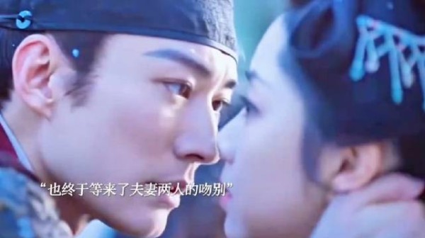 大爷还是克制了,亲了脸,关键他也没亲嘴上呀