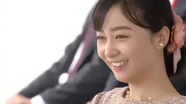 日本佳子公主新视频走红，面对镜头笑容甜美，一移开眼神冰冷
