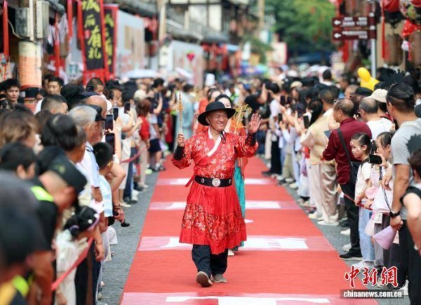 成都青白江城厢古城中秋节上演沉浸式行走秀