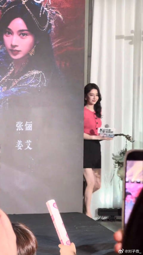 迪丽热巴亮相白日提灯追剧团，春日粉彩系穿搭吸睛