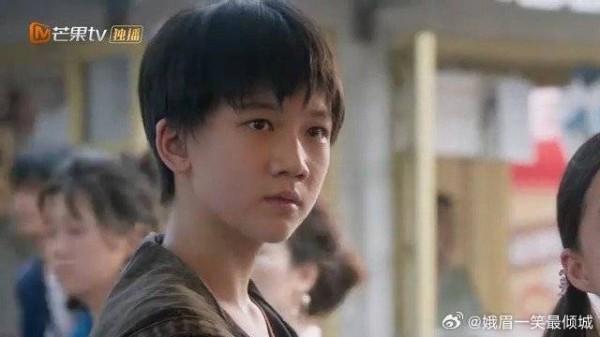 陈异心软不想抢钱，下秒发现是继妹，顺手牵羊还要嘲讽