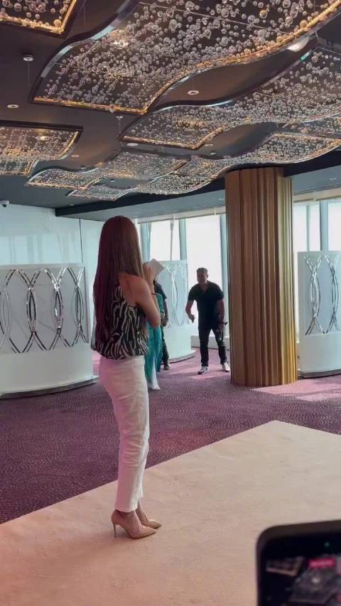 卡戴珊打招呼好有亲切感,像远在美国的姑婆二姑妈 姑妈回来探望我