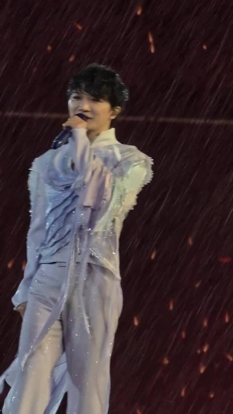 周深大雨中的我爱你中国