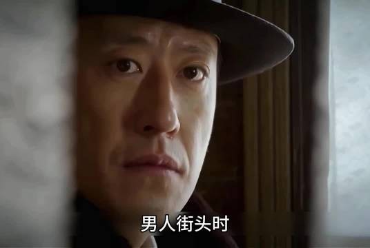 男人接头时发现对方的脖子上有块勒痕于是立马断定他叛变了!