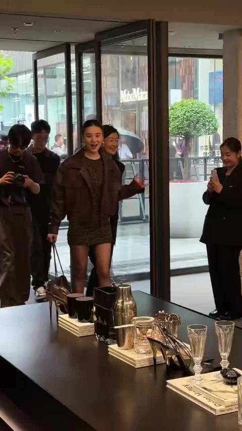 网友：对宋佳这种姐感毫无抵抗力，一定要找大十岁的谈恋爱！