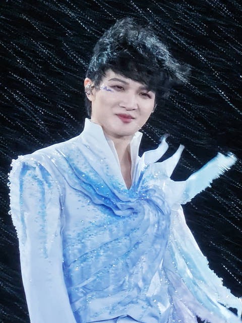 超级大的雨！周深真厉害！后来他说嘴巴里都是雨水
