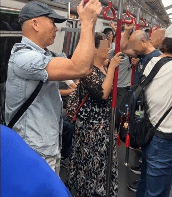 香港资深老戏骨搭港铁被偶遇!76岁手臂结实,哥哥是TVB最佳男配