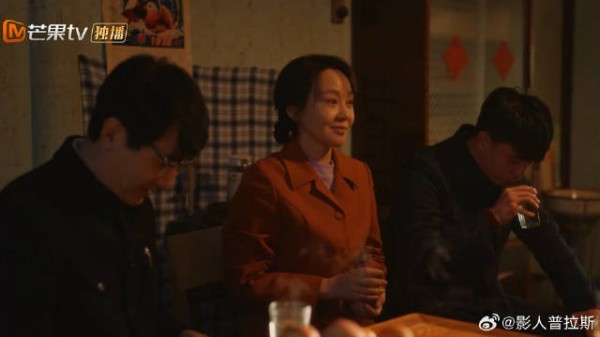 宋莹黄玲两家齐聚过年 孩子们拜年给发红包,场面太温馨热闹了