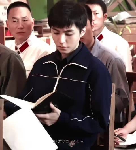 王俊凯这个眼神绝了，非常锋利&坚韧的感觉，就喜欢这种带劲儿的