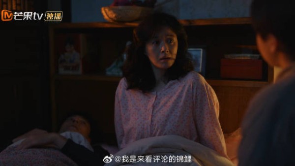 栋哲去邻居家看电视 被嫌弃人小屁股大，下秒宋莹宠儿子攒钱买电视