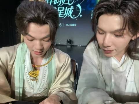 坐下刚想说话，我:那个，乐乐一抬头，萌萌的大眼睛看着我，我卡壳了