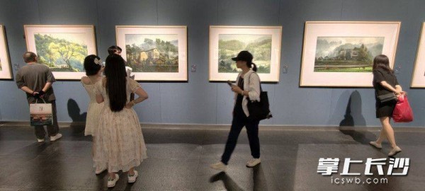黄铁山的作品吸引众多观众驻足观赏。
