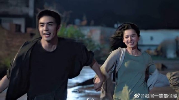 暴雨中泥泞的废墟，牵手狂奔的两人，并肩熬过荒芜