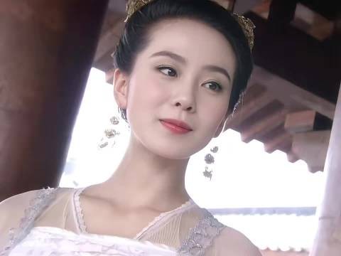 玉儿大多数都是高马尾造型，这套镜头很少的跳舞妆造别有风韵