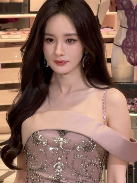 杨幂这套好贵好美