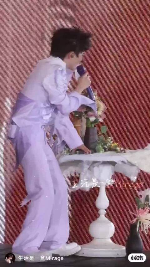 周深暴雨中演唱神级发挥，外网震撼