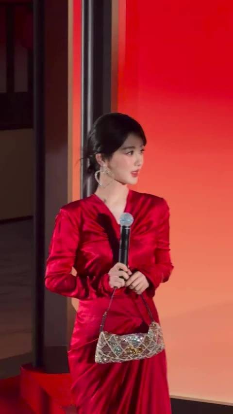 杨紫红裙造型氛围感拉满，美艳动人