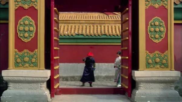 甄嬛参观碎玉轩，碎玉轩内设施建筑齐全，还有皇后吩咐新种下的金桂